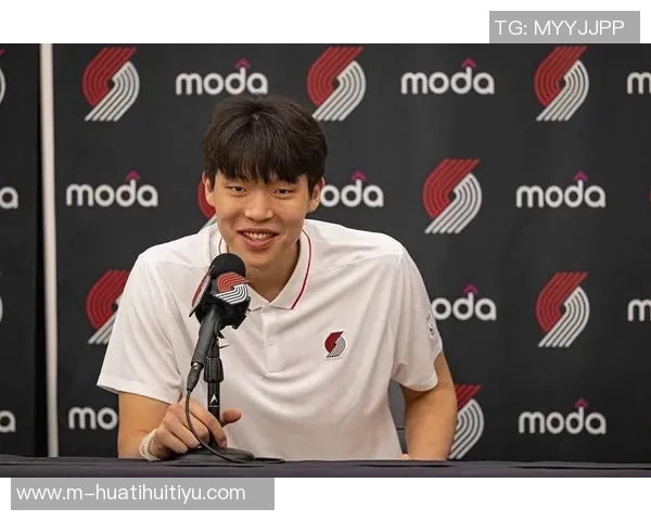 开拓者官方发布庆祝海报利拉德与杨瀚森携手替补席欢庆胜利